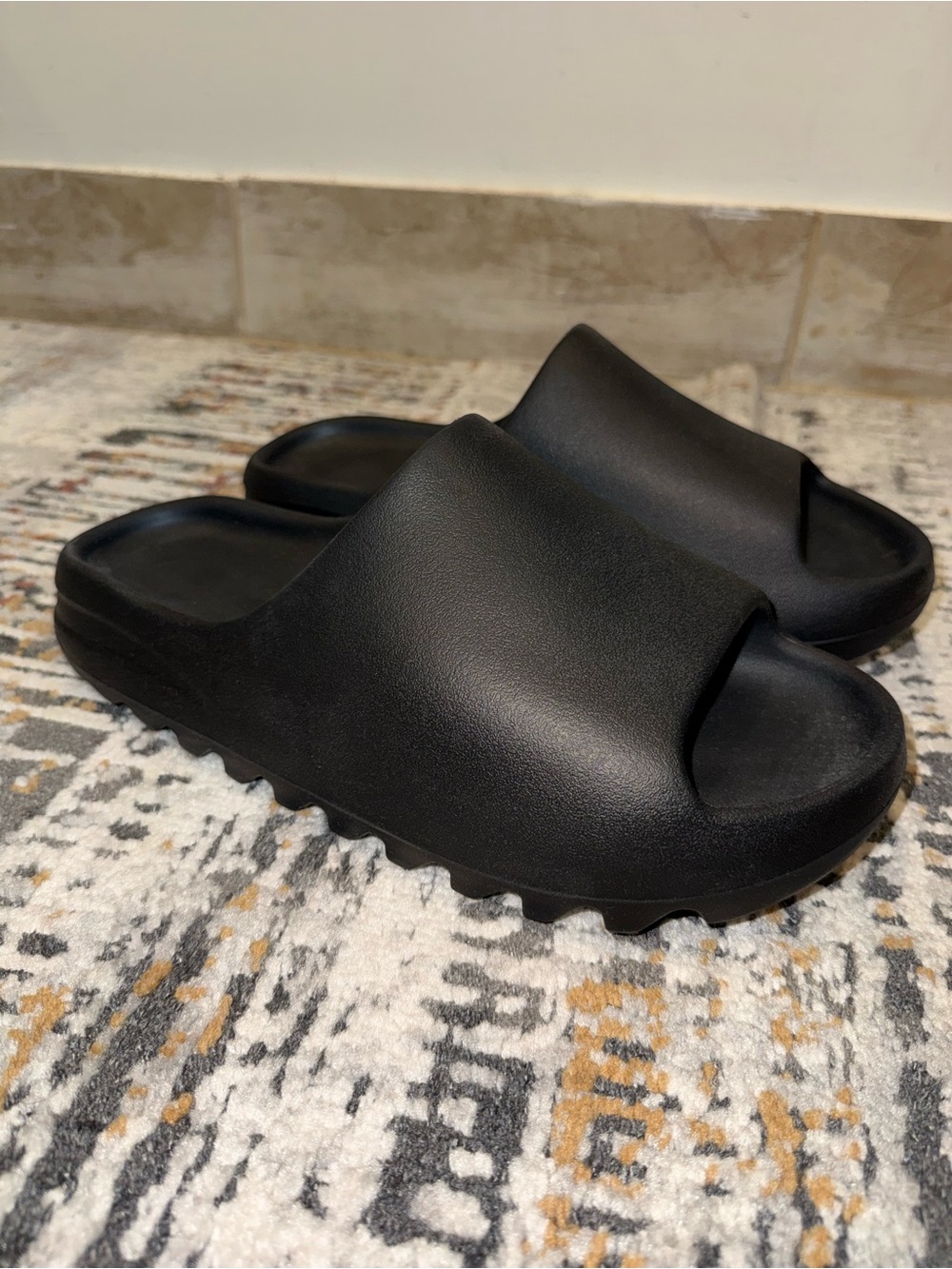 Men's Black Yeezy Slide Size 13(Runs small so fits 12)